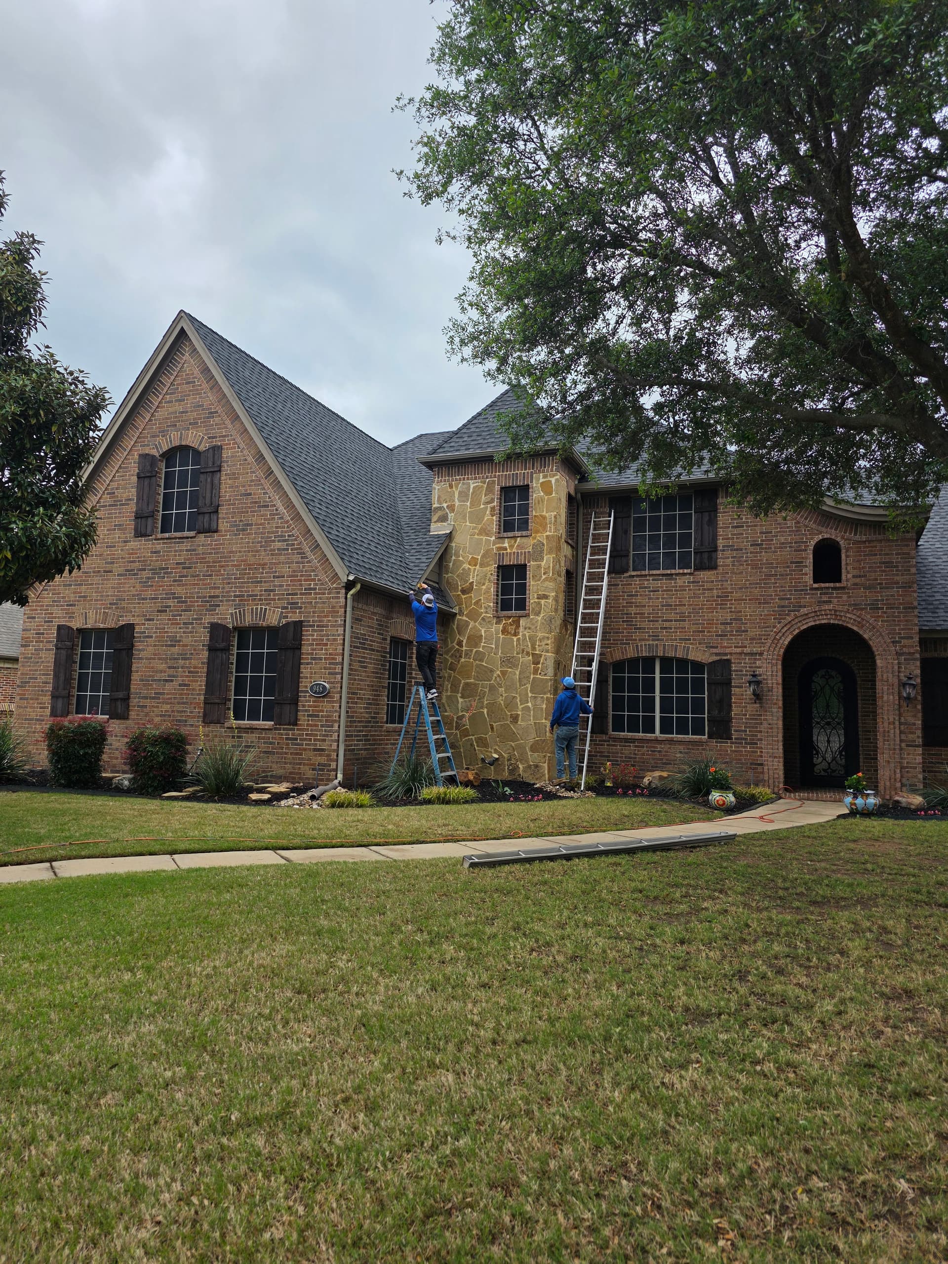 Gallery photos for Premium 5-Inch Black Gutter Installation in Burleson TX: Image #2